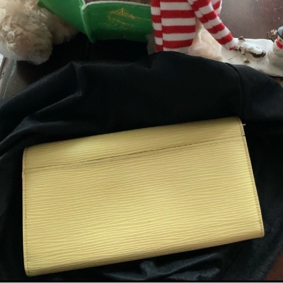 Louis Vuitton Yellow Epi Leather Sarah Wallet - Picture 2 of 10